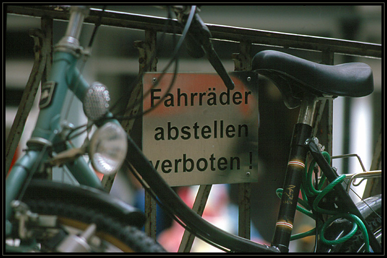 Fahrräder abstellen verboten!