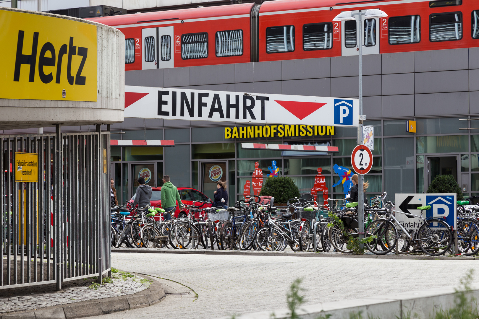 Fahrräder abstellen verboten - Hertz - Einfahrt - Bahnhofsmission - Burgerking - 2m