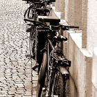 Fahrräder an der Hauswand
