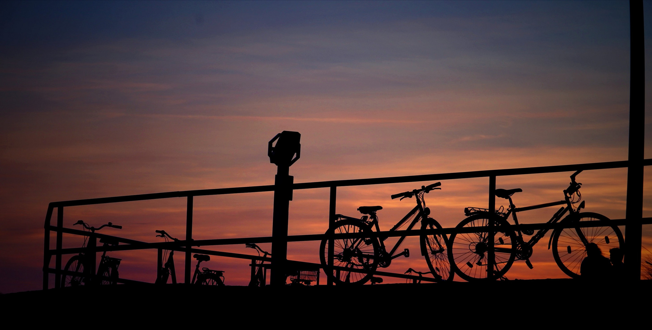 Fahrräder im Gegenlicht der untergehenden Sonne auf Borkum 