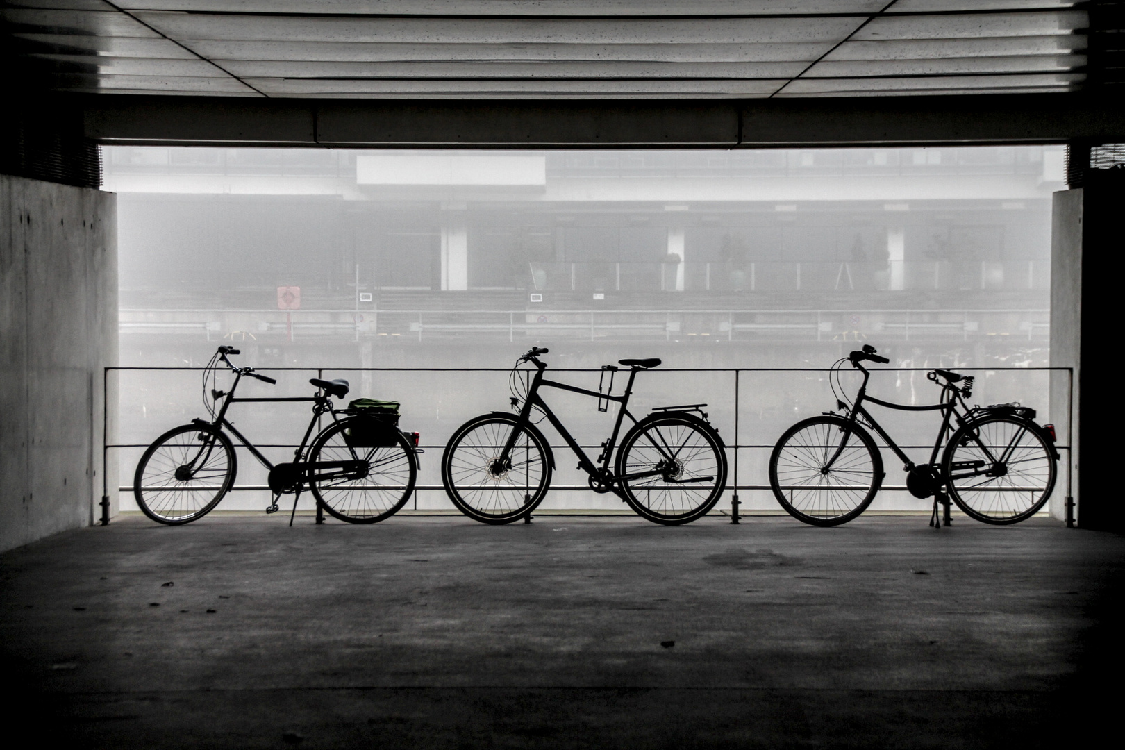 Fahrräder im Nebel