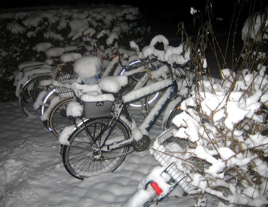 Fahrräder im Schnee