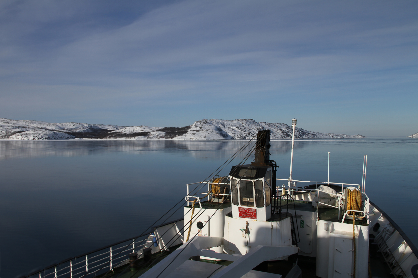 Fahrt auf dem eiskalten Meer im Nordnorwegen