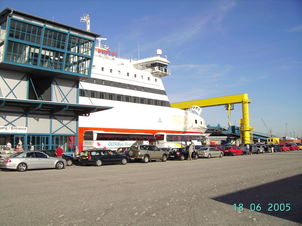 Fahrt auf und in die Fähre in Rostock