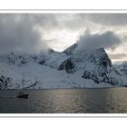 Fahrt durch den Reine-Fjord -1-