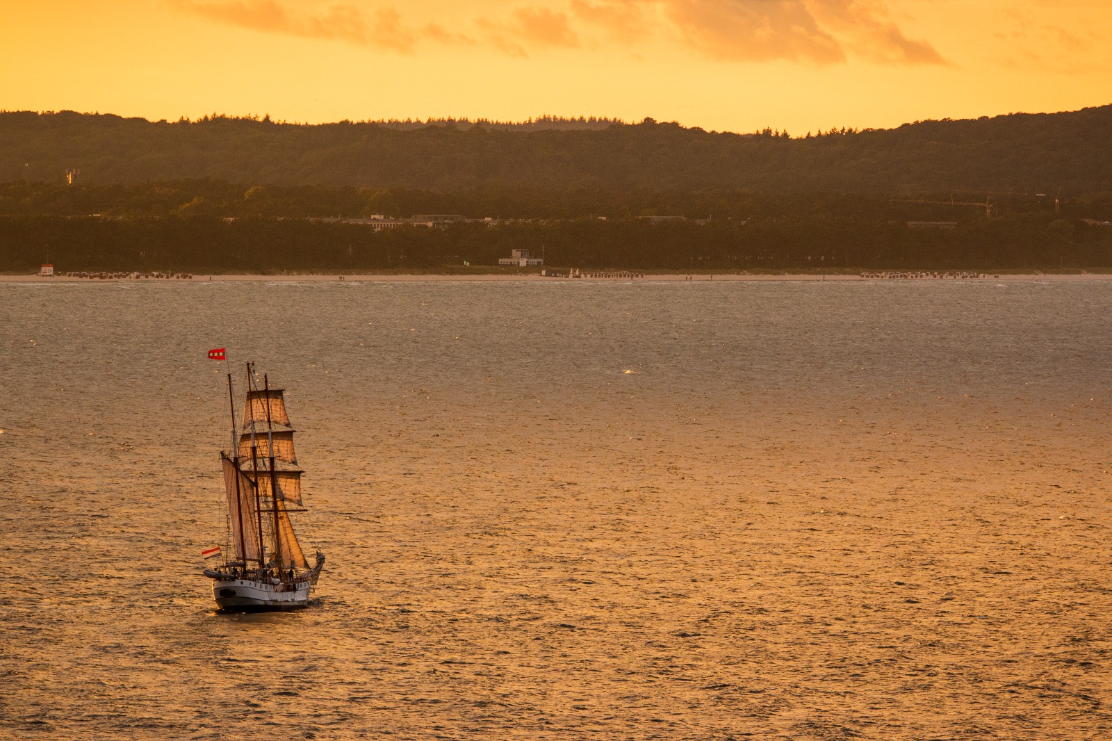 Fahrt im goldenen Sonnenuntergang 