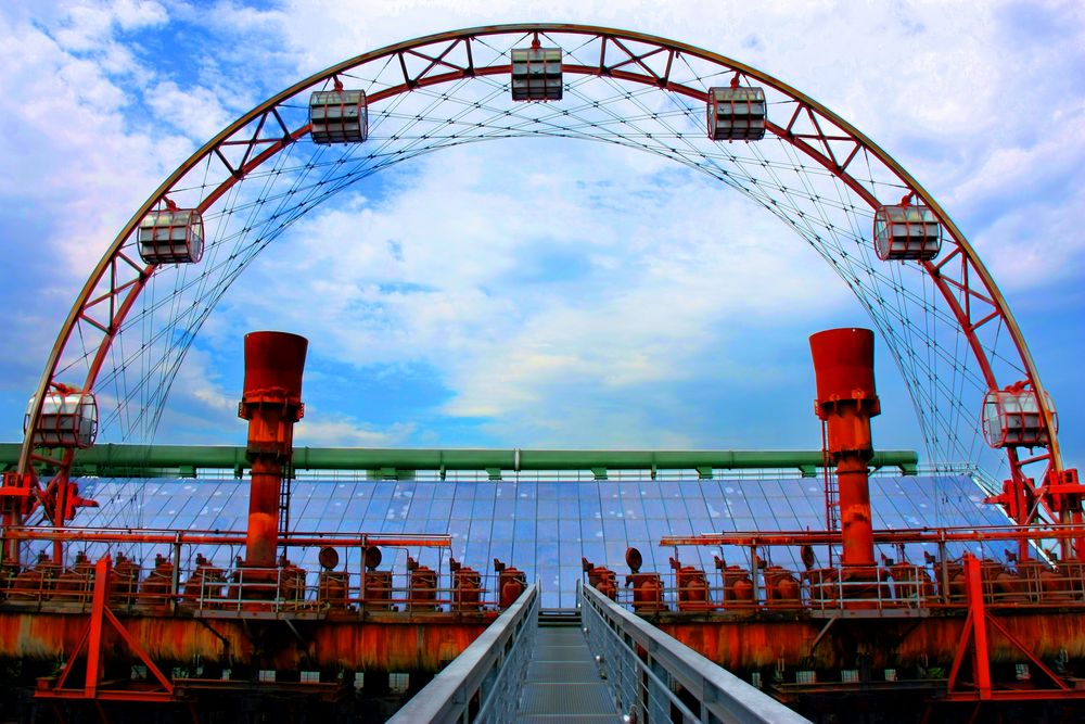 Fahrt mit dem Riesenrad durch eine Kokerei.