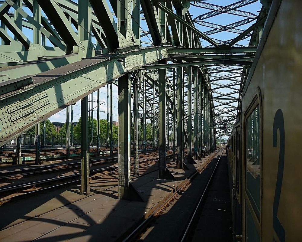 Fahrt über die Kölner Hohenzollernbrücke