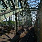 Fahrt über die Kölner Hohenzollernbrücke