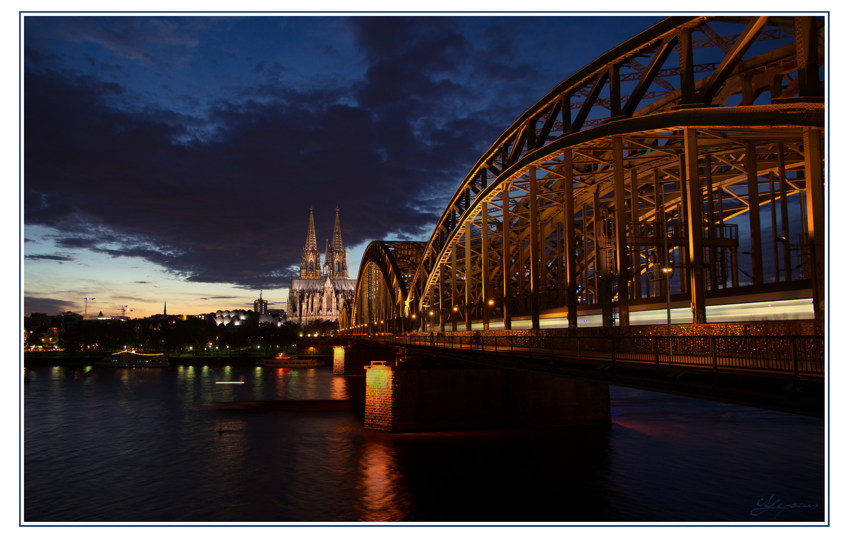 Fahrt über die Kölner Rheinbrücke bei Nacht