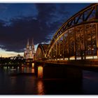 Fahrt über die Kölner Rheinbrücke bei Nacht