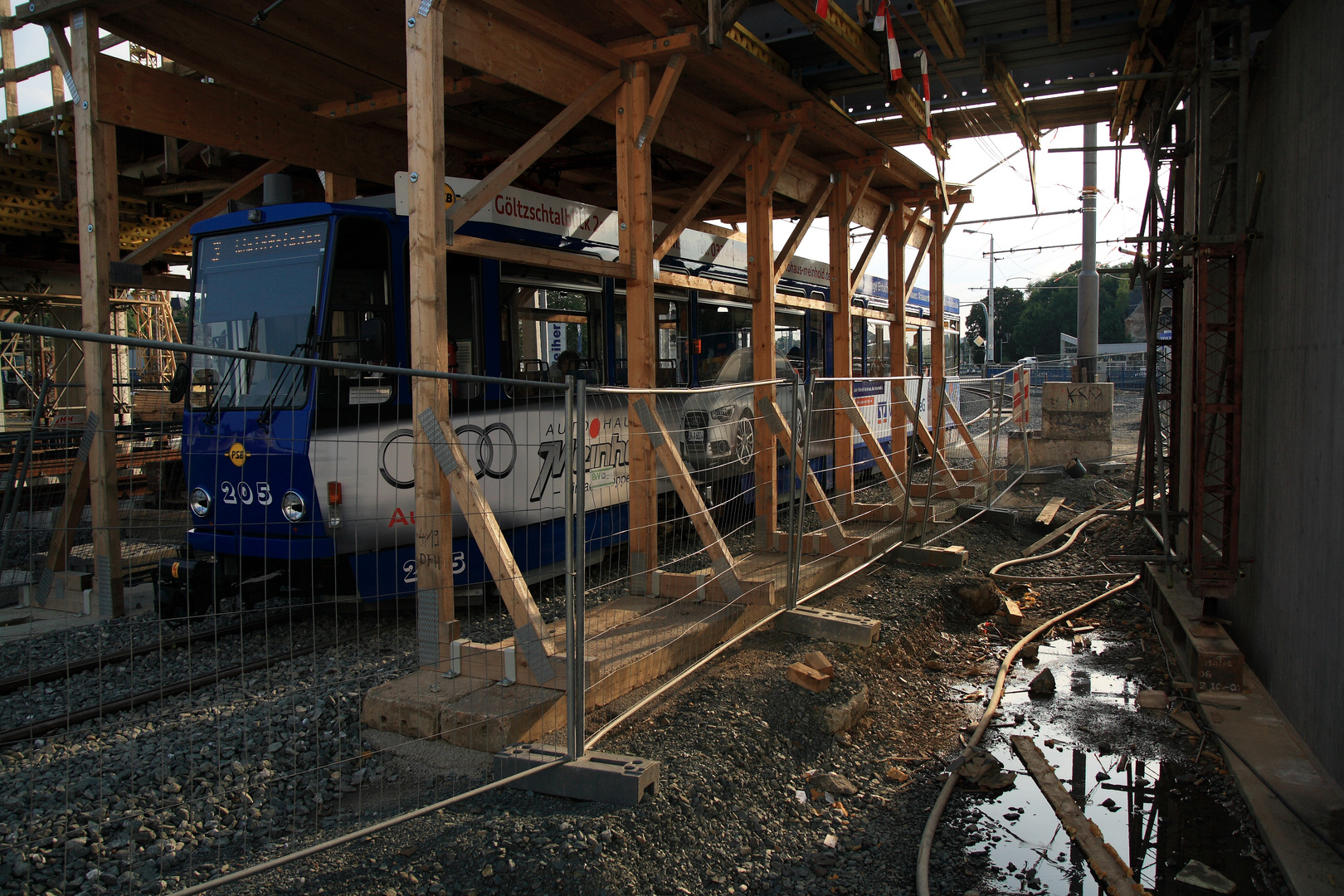 Fahrt unter der eingeschalten Brücke .