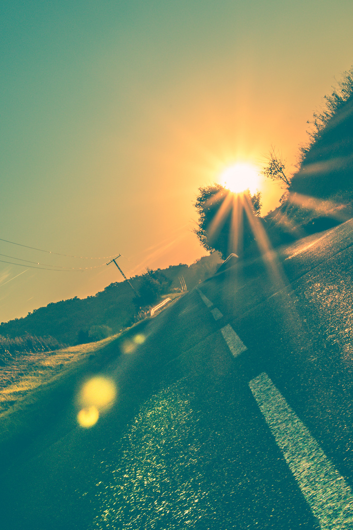 Fahrt vorichtig bei Sonnenuntergängen im Herbst