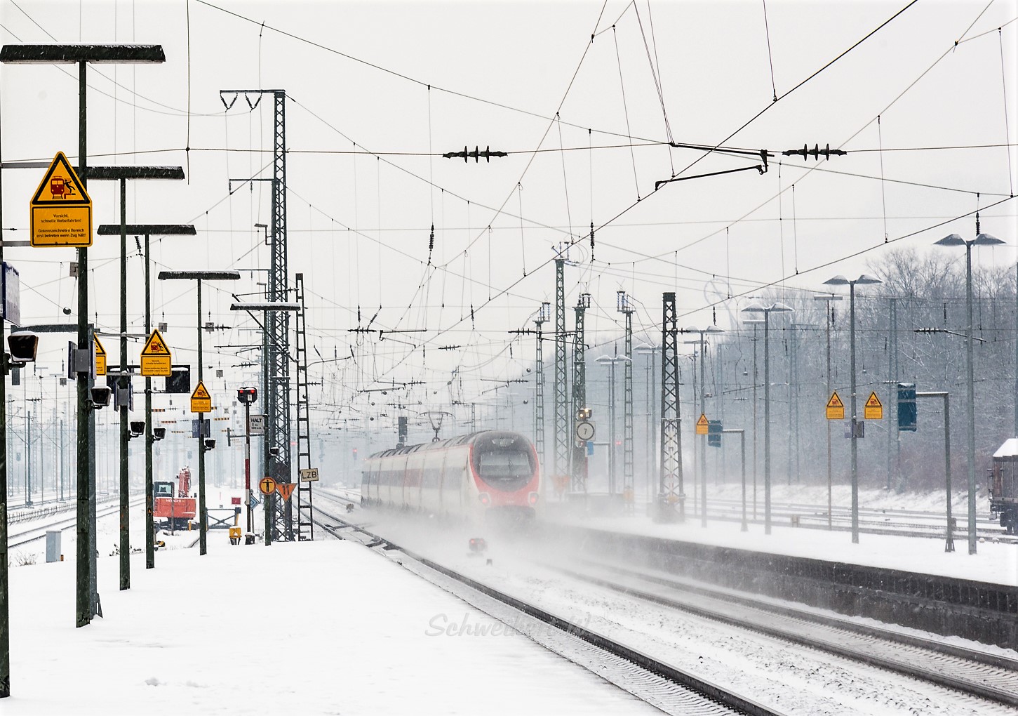 Fahrtwind am Bahnsteig " Nachschuss "der hat`s Eilig