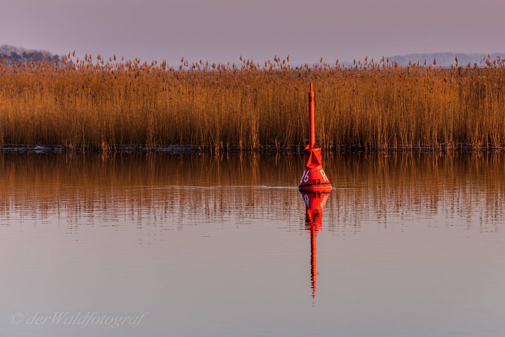 Fahrwassertonne im Zingster Hafen