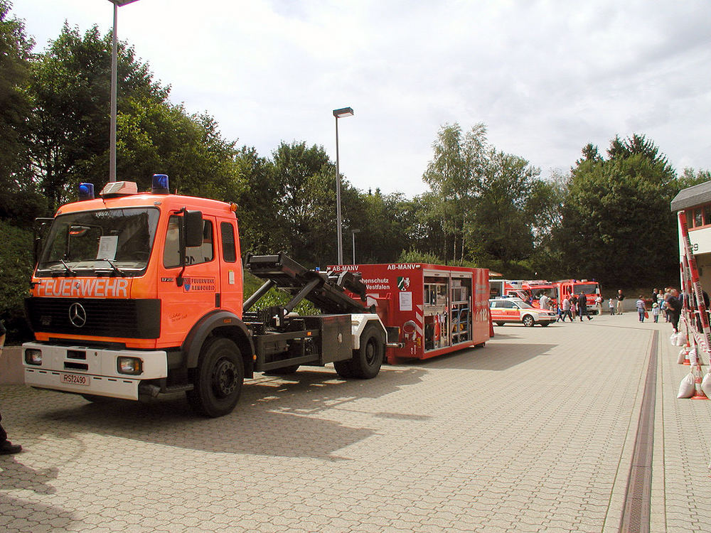 Fahrzeug mit Abrollcontainer