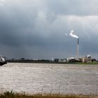 Fahrzeug- und Personenfähre auf der Weser bei Blexen.