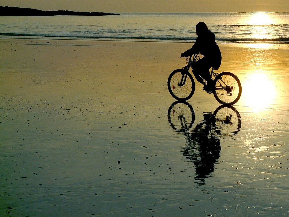 faire du vélo sur la plage