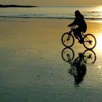 faire du vélo sur la plage