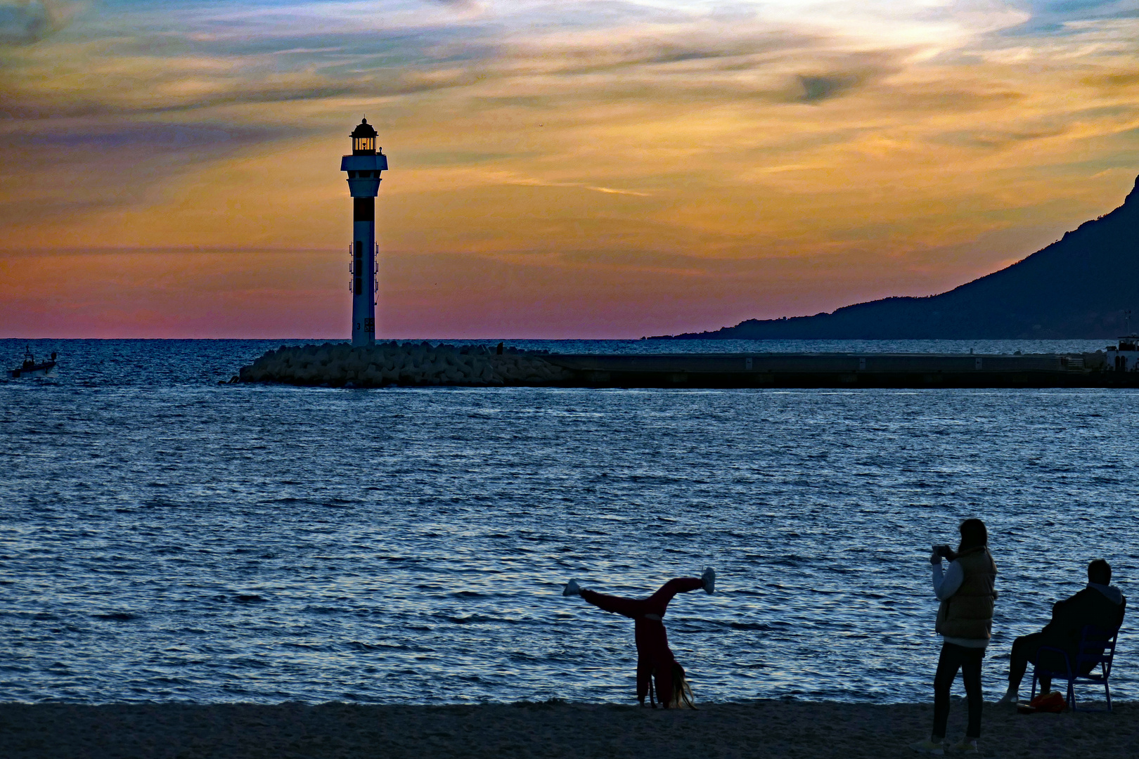 "faire la roue "... sur la plage  au coucher du soleil..