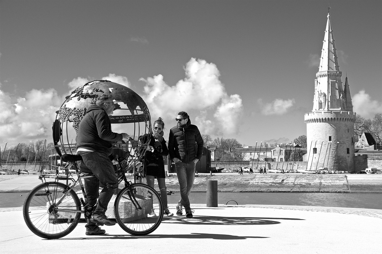 Faire le tour du monde à vélo.