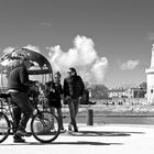 Faire le tour du monde à vélo.