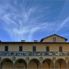 faisceau de nuages sur l  ancien hôpital del ceppo....