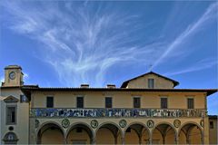 faisceau de nuages sur l  ancien hôpital del ceppo....