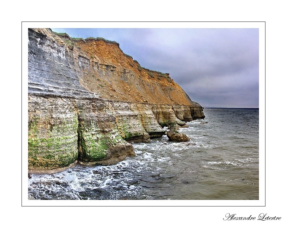 falaise a coté du port de port en bessin (normandie)