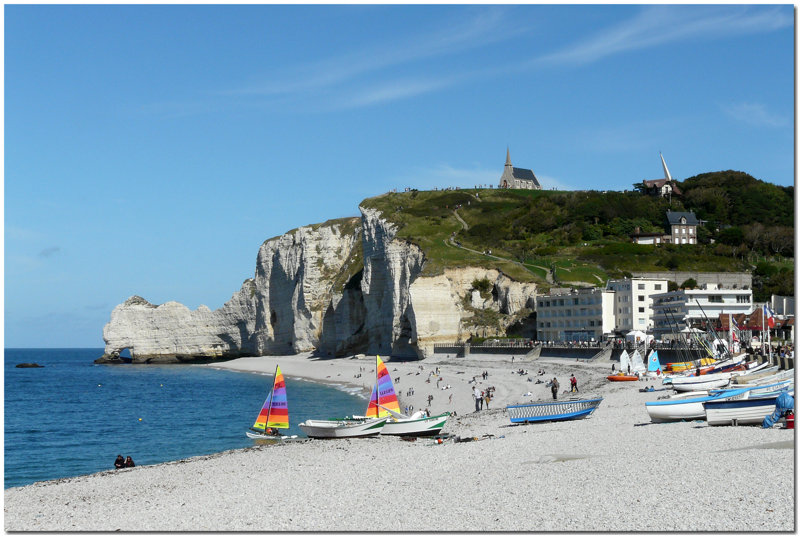 Falaise d'Amont mit der Porte d'Amont.