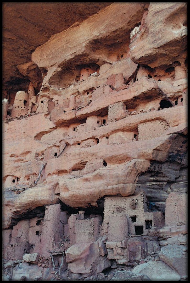 Falaise de Bandiagara, greniers à mil et tombes