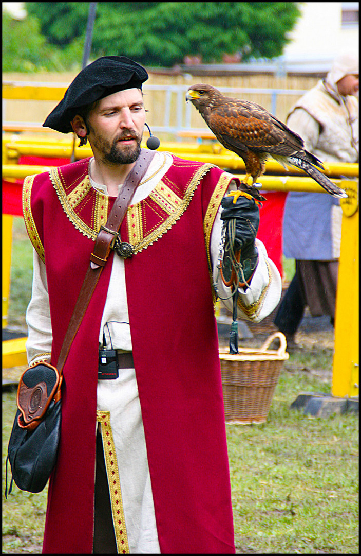 Falk von Geilendorff mit seinem jungen Harris Hawk (Wüstenbussard)