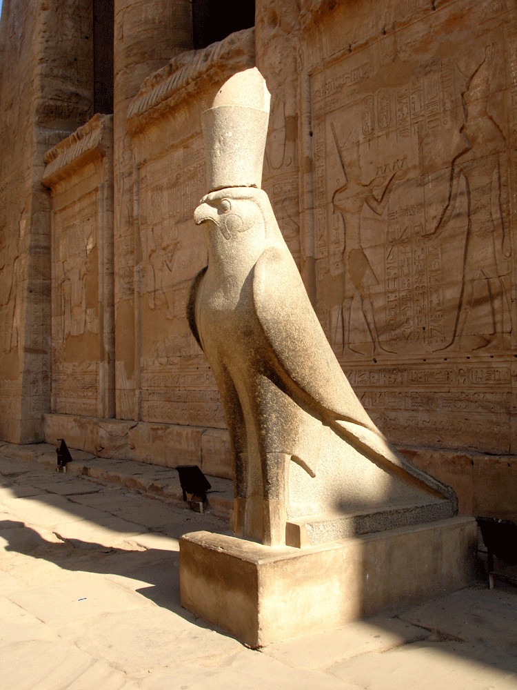 Falkenartige Horusstatue im Tempel von Edfu