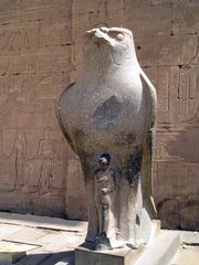 Falkenfigur des Gottes Horus
