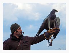 Falkner mit Greifvogel