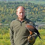 Falkner mit Wüstenbussard