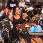 Falknerin zu Pferd mit Weisskopfseeadler