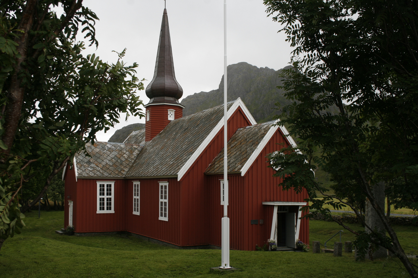 Falkstad Kirke in rot Stabkirche