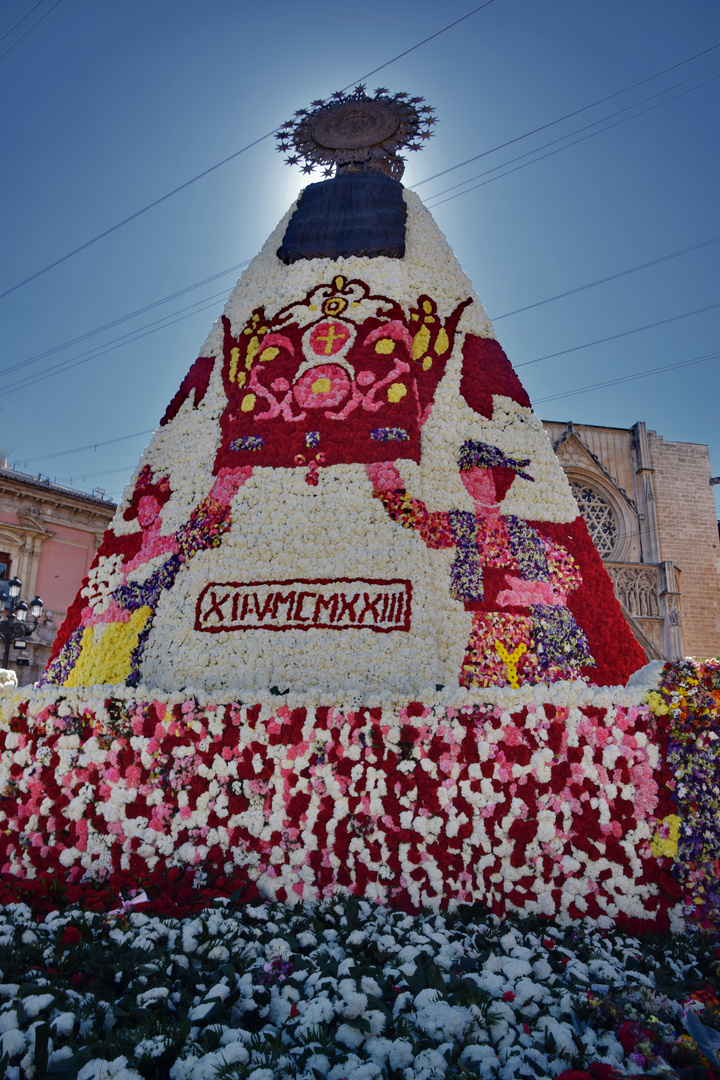 Fallas - Blumenmadonna von hinten