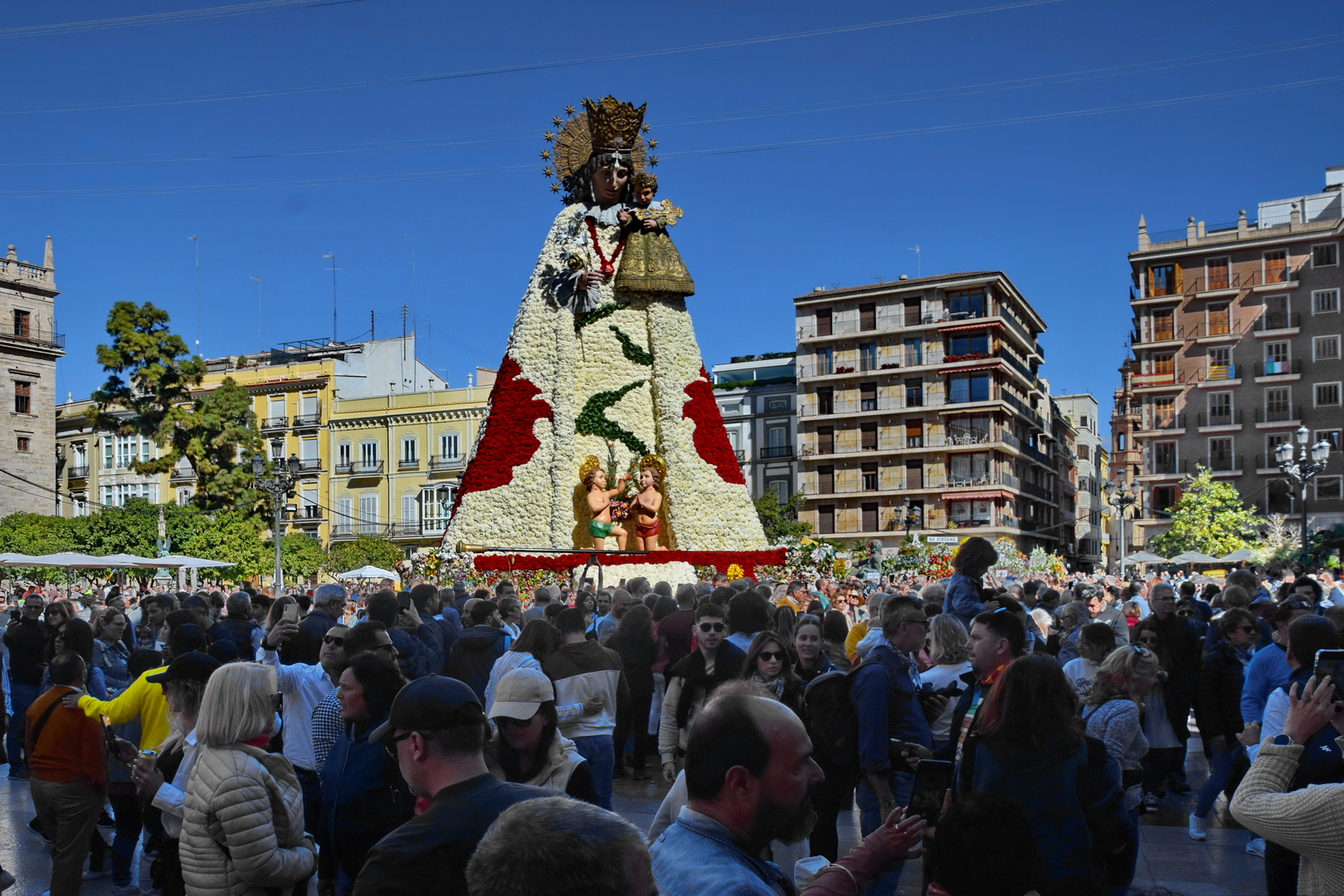 Fallas - Blumenmadonna von vorne