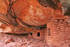 Fallen roof ruins, Road canyon