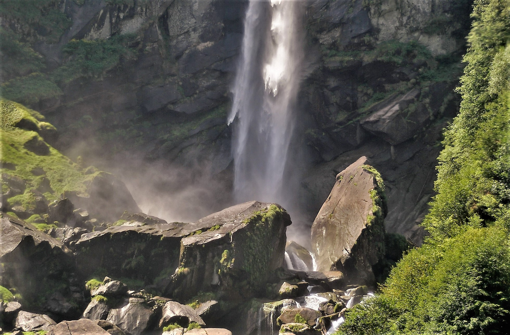 Fallendes Wasser und Felsblöcke