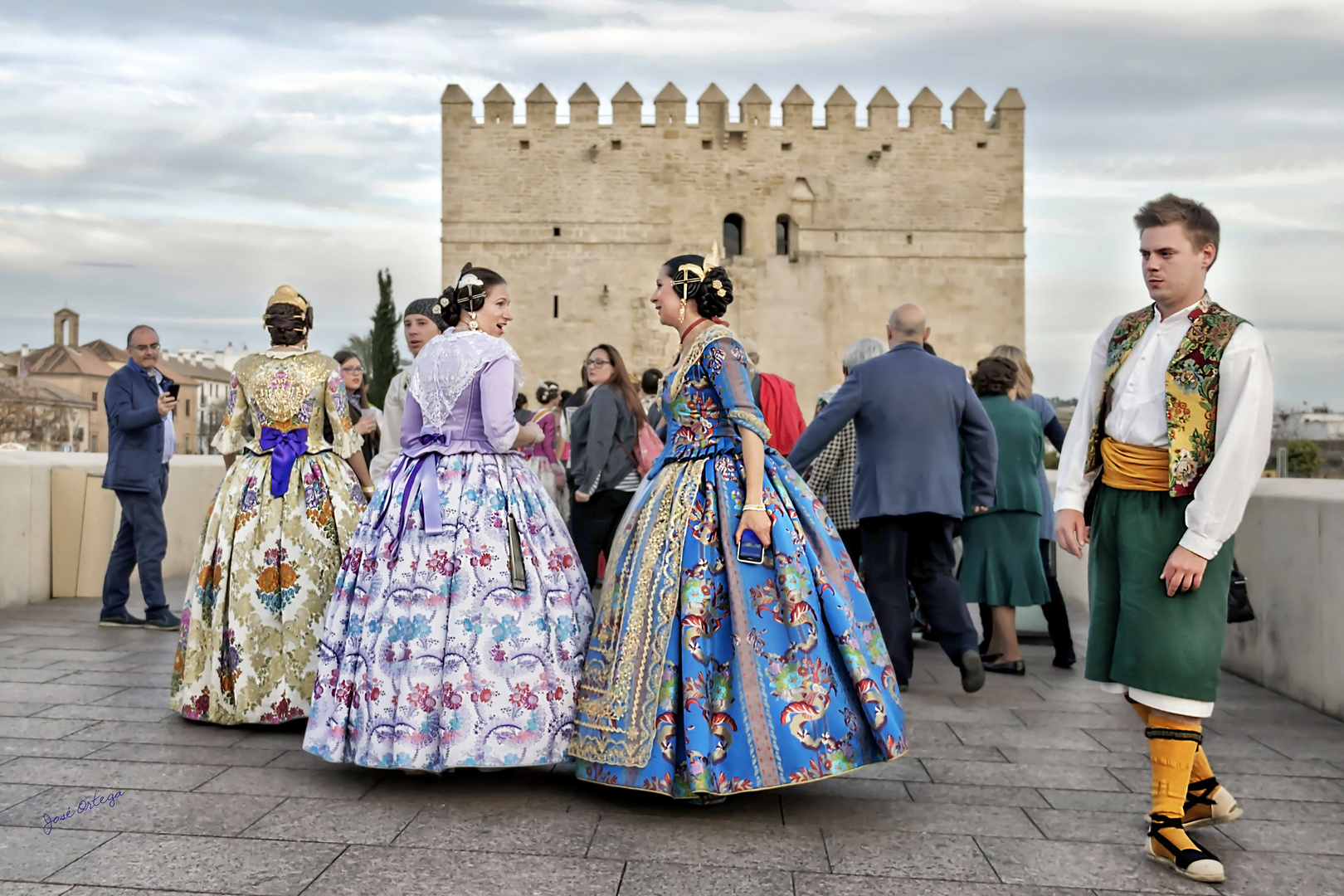 Falleras en el Puente Romano, Córdoba