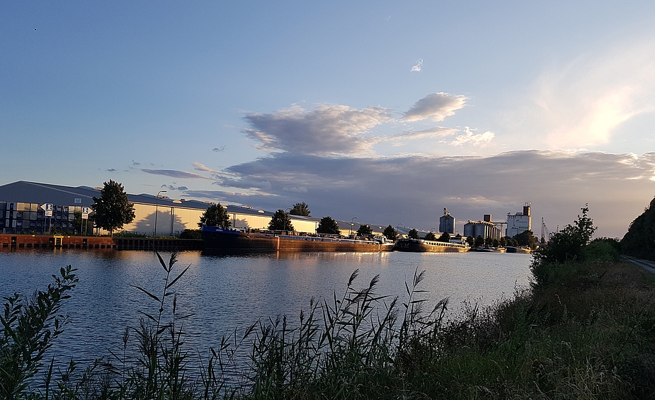 Fallersleber Hafen im Abendlicht