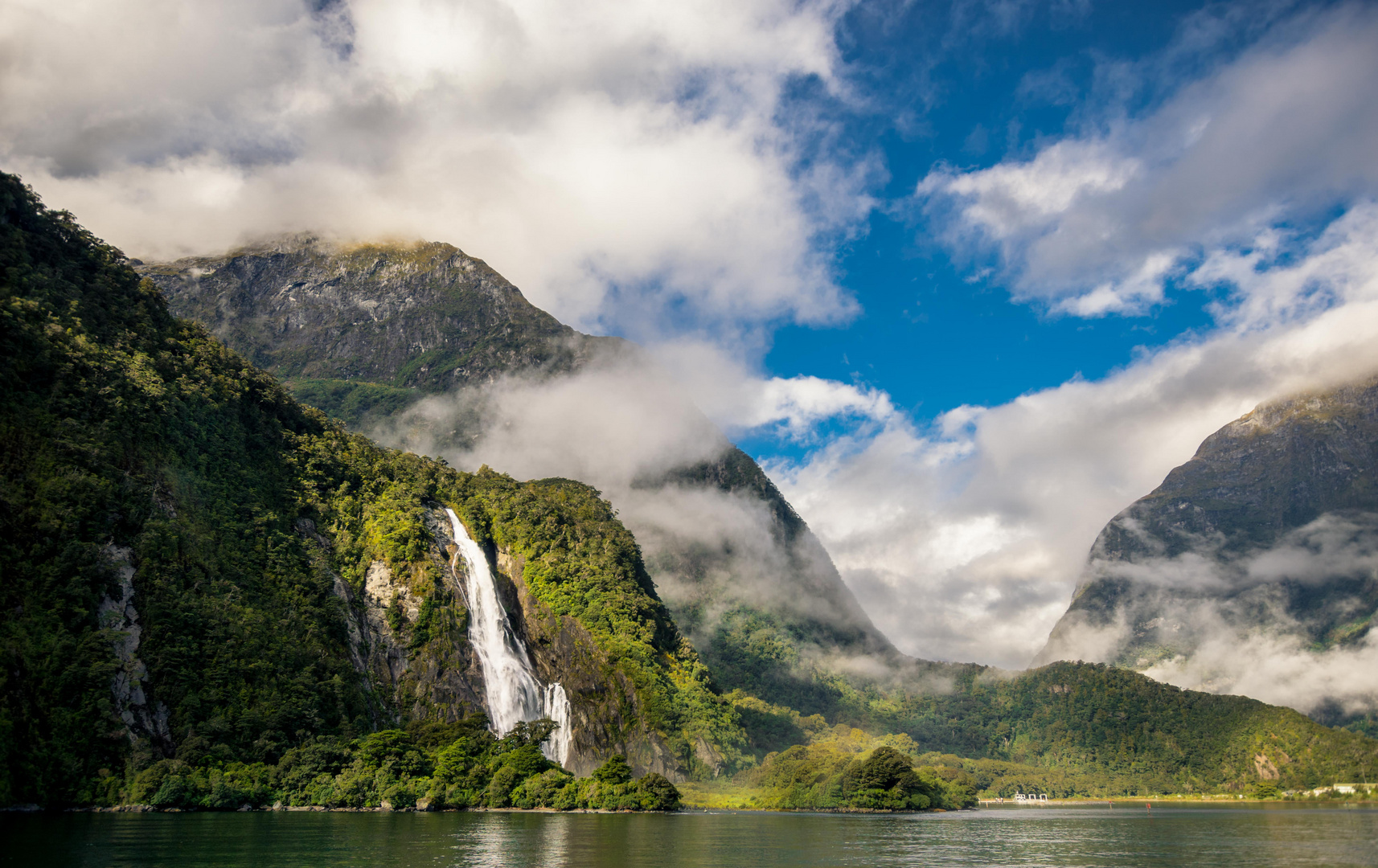 falling waters - im Milford Sound