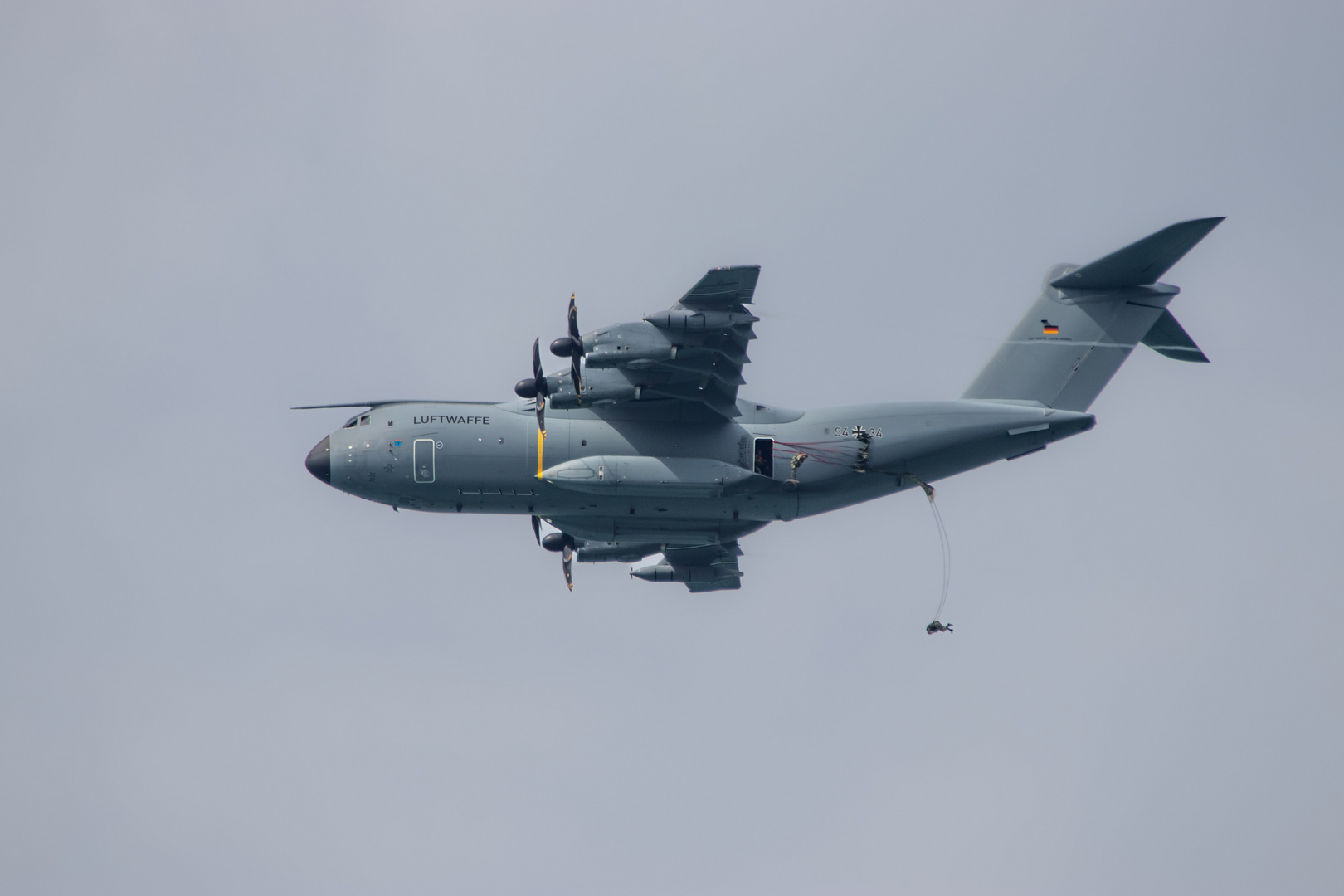 Fallschirmjäger beim Absprung aus einer A400M