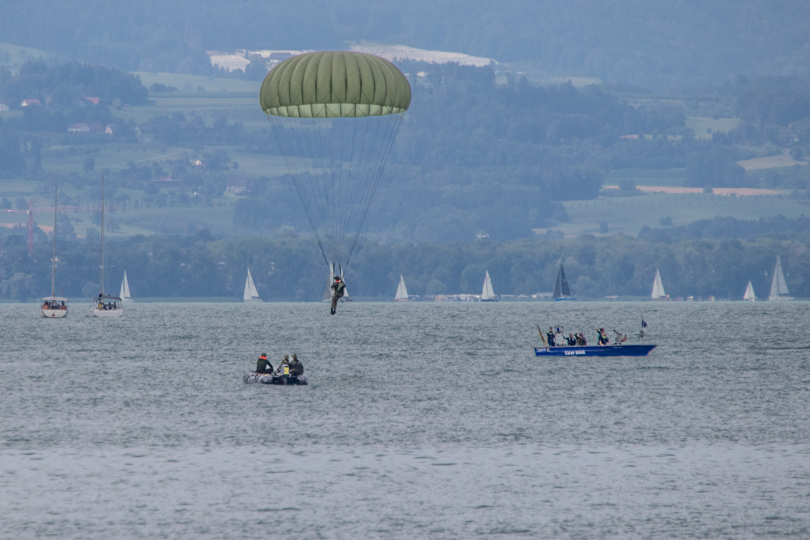 Fallschirmjäger vor der Wasserung im Bodensee