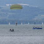 Fallschirmjäger vor der Wasserung im Bodensee