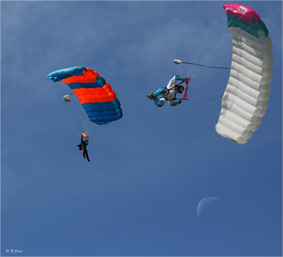 Fallschirmspringer am Flugplatz Loemühle