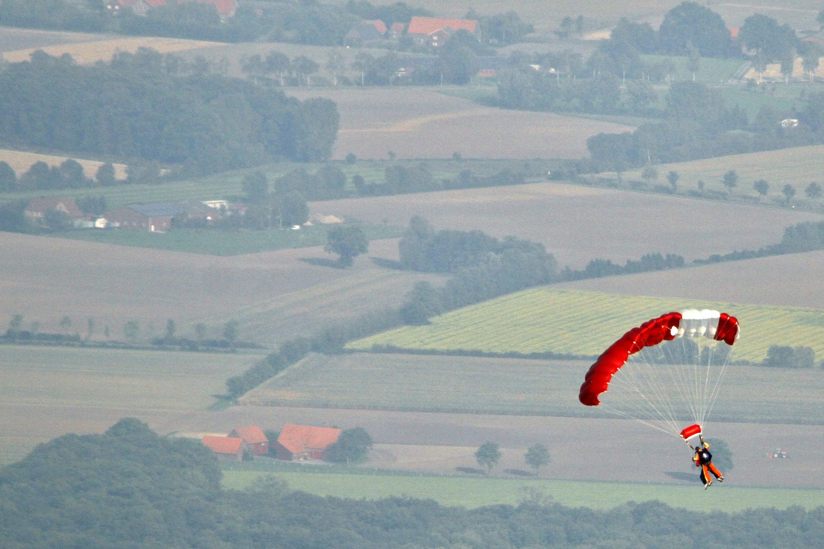 Fallschirmspringer beim Absprung über Sendenhorst (Münsterland)